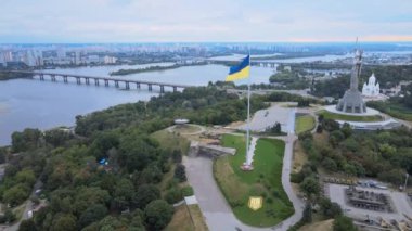 Kyiv - Ukrayna 'nın gündüz bayrağı. Hava görüntüsü. Kiev
