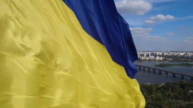 Kyiv - Ukrayna 'nın gündüz bayrağı. Hava görüntüsü. Kiev