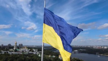 Kyiv - Ukrayna 'nın gündüz bayrağı. Hava görüntüsü. Kiev