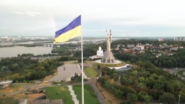 Kyiv - Ukrayna 'nın gündüz bayrağı. Hava görüntüsü. Kiev