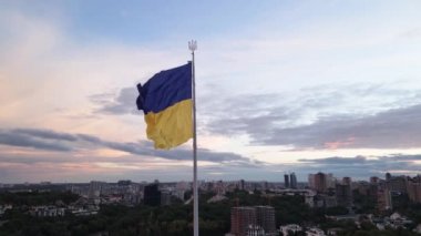 Kyiv - Ukrayna 'nın gündüz bayrağı. Hava görüntüsü. Kiev