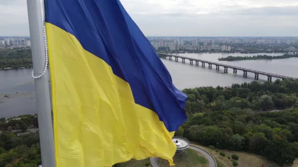 Kiev - Drapelul național al Ucrainei pe zi. Vedere aeriană. Kiev — Videoclip de stoc