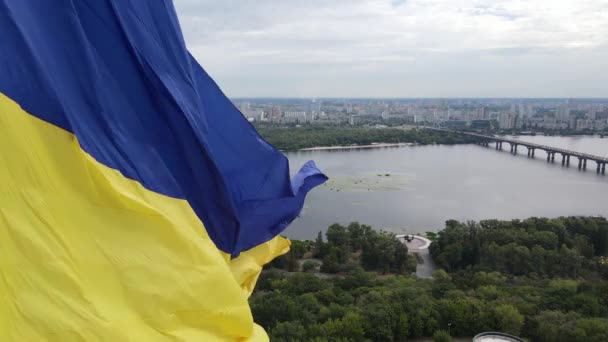 Κίεβο - Εθνική σημαία της Ουκρανίας την ημέρα. Αεροφωτογραφία. Κίεβο — Αρχείο Βίντεο