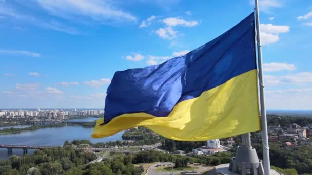 Kiev - Bandera nacional de Ucrania por día. Vista aérea. Kiev — Vídeo de stock