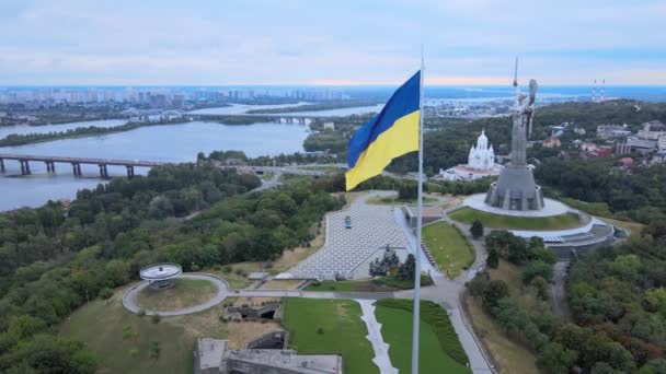Kiew - Nationalflagge der Ukraine bei Tag. Luftaufnahme. Kiew — Stockvideo