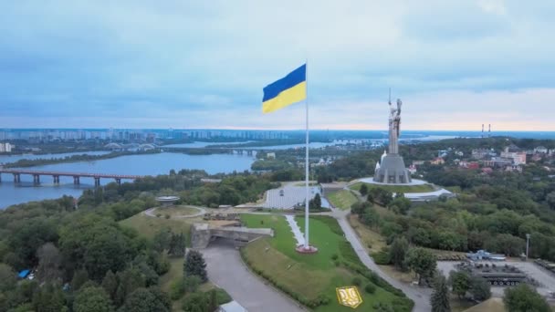 Київ - Національний прапор України вдень. Вид з повітря. Київ — стокове відео