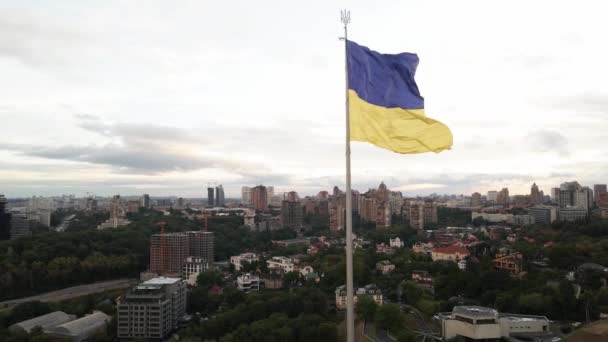 Kiev - Bandeira nacional da Ucrânia por dia. Vista aérea. Kiev — Vídeo de Stock