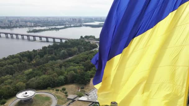 Kiev - Drapeau national de l'Ukraine le jour. Vue aérienne. Kiev — Video