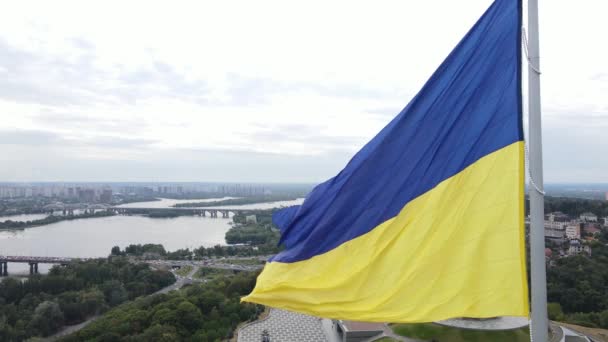Κίεβο - Εθνική σημαία της Ουκρανίας την ημέρα. Αεροφωτογραφία. Κίεβο — Αρχείο Βίντεο