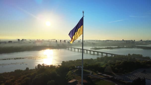 Kiev - Bandera nacional de Ucrania por día. Vista aérea. Kiev — Vídeos de Stock