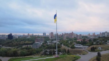 Kyiv - Ukrayna 'nın gündüz bayrağı. Hava görüntüsü. Kiev