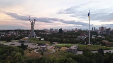 Kyiv - Ukrayna 'nın gündüz bayrağı. Hava görüntüsü. Kiev