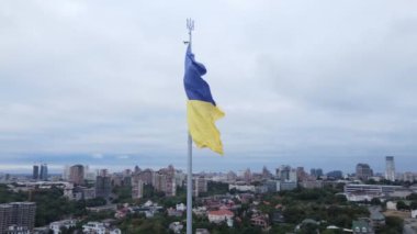 Kyiv - Ukrayna 'nın gündüz bayrağı. Hava görüntüsü. Kiev