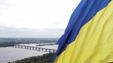 Kyiv - Ukrayna 'nın gündüz bayrağı. Hava görüntüsü. Kiev