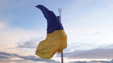 Kyiv - Ukrayna 'nın gündüz bayrağı. Hava görüntüsü. Kiev