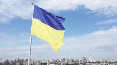 Kyiv - Ukrayna 'nın gündüz bayrağı. Hava görüntüsü. Kiev