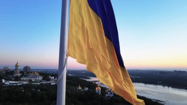 Kiev - Bandeira nacional da Ucrânia por dia. Vista aérea. Kiev — Vídeo de Stock