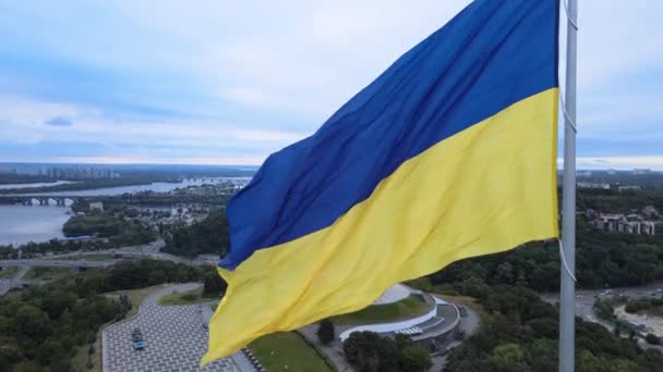 Kyiv - Ukrayna 'nın gündüz bayrağı. Hava görüntüsü. Kiev — Stok video