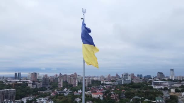 Kiev - Bandeira nacional da Ucrânia por dia. Vista aérea. Kiev — Vídeo de Stock