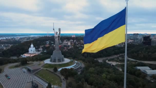 Kiev - Bandera nacional de Ucrania por día. Vista aérea. Kiev — Vídeos de Stock