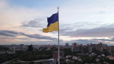 Kyiv - Ukrayna 'nın gündüz bayrağı. Hava görüntüsü. Kiev. Yavaş çekim