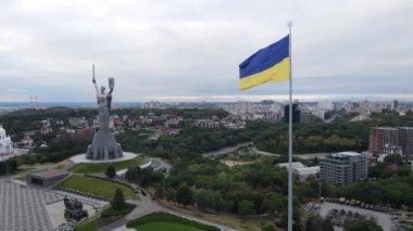 Kyiv - Ukrayna 'nın gündüz bayrağı. Hava görüntüsü. Kiev. Yavaş çekim