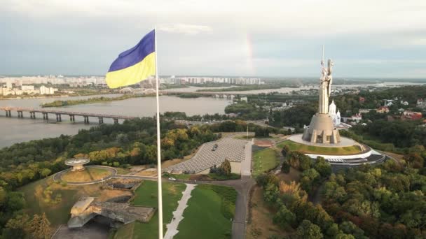 Kiev - Bandera nacional de Ucrania por día. Vista aérea. Kiev. Movimiento lento — Vídeos de Stock