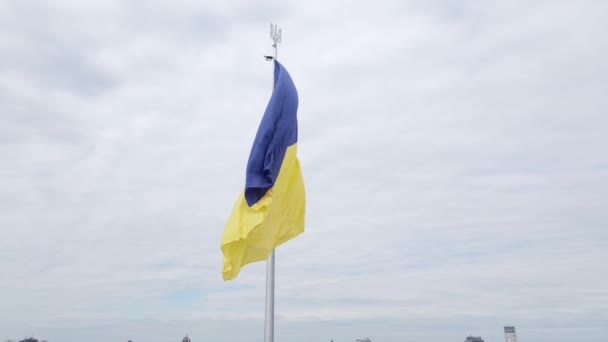 Київ - Національний прапор України вдень. Вид з повітря. Киев. Повільний рух — стокове відео