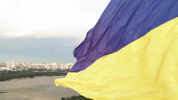 Kijów - flaga narodowa Ukrainy w dzień. Widok z lotu ptaka. Kijów. Zwolniony ruch — Wideo stockowe