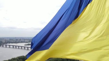 Kyiv - Ukrayna 'nın gündüz bayrağı. Hava görüntüsü. Kiev. Yavaş çekim