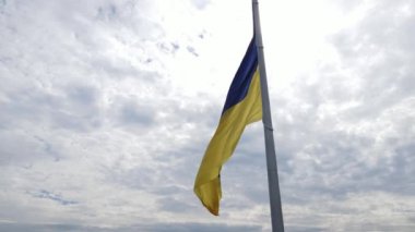 Kyiv - Ukrayna 'nın gündüz bayrağı. Hava görüntüsü. Kiev. Yavaş çekim