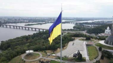 Kyiv - Ukrayna 'nın gündüz bayrağı. Hava görüntüsü. Kiev. Yavaş çekim