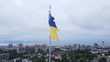 Kyiv - Ukrayna 'nın gündüz bayrağı. Hava görüntüsü. Kiev. Yavaş çekim