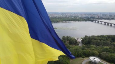 Kyiv - Ukrayna 'nın gündüz bayrağı. Hava görüntüsü. Kiev. Yavaş çekim