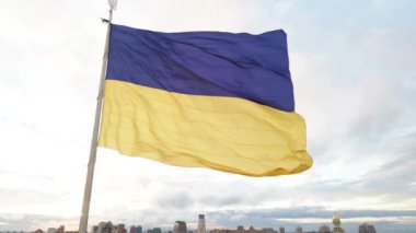Kyiv - Ukrayna 'nın gündüz bayrağı. Hava görüntüsü. Kiev. Yavaş çekim