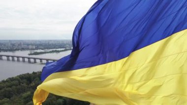 Kyiv - Ukrayna 'nın gündüz bayrağı. Hava görüntüsü. Kiev. Yavaş çekim