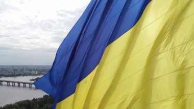 Kyiv - Ukrayna 'nın gündüz bayrağı. Hava görüntüsü. Kiev. Yavaş çekim