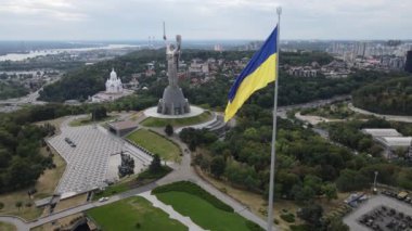 Kyiv - Ukrayna 'nın gündüz bayrağı. Hava görüntüsü. Kiev. Yavaş çekim