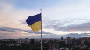 Kyiv - Ukrayna 'nın gündüz bayrağı. Hava görüntüsü. Kiev. Yavaş çekim