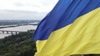 Kyiv - Ukrayna 'nın gündüz bayrağı. Hava görüntüsü. Kiev. Yavaş çekim