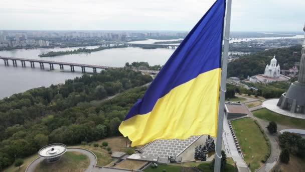 Kiev - Bandeira nacional da Ucrânia por dia. Vista aérea. Kiev. Movimento lento — Vídeo de Stock