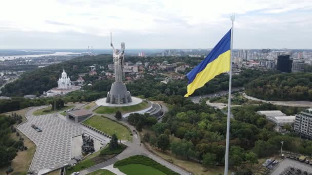 우크라이나의 국기 (Kyiv) 는 대한민국의 국기이다. 공중에서 본 모습. 키예프. 느린 동작 — 비디오