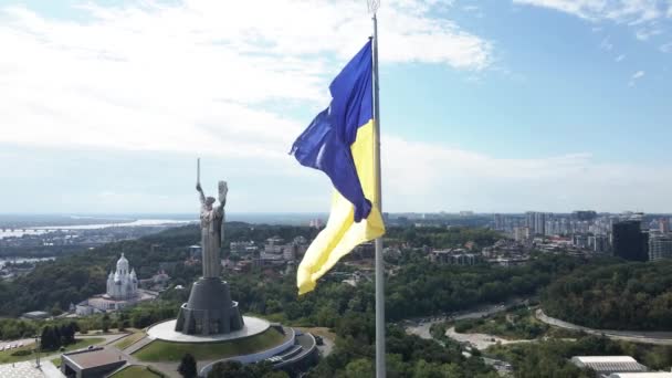 Kyjev - Národní vlajka Ukrajiny ve dne. Letecký pohled. Kyjev. Zpomalený pohyb — Stock video