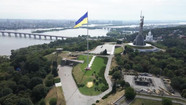 Kiev - Bandeira nacional da Ucrânia por dia. Vista aérea. Kiev. Movimento lento — Vídeo de Stock