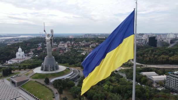 Kijów - flaga narodowa Ukrainy w dzień. Widok z lotu ptaka. Kijów. Zwolniony ruch — Wideo stockowe