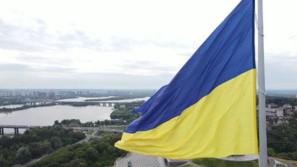Kiev - Drapeau national de l'Ukraine le jour. Vue aérienne. Kiev. Mouvement lent — Video