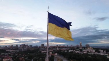 Kyiv - Ukrayna 'nın gündüz bayrağı. Hava görüntüsü. Kiev. Yavaş çekim