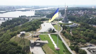 Kyiv - Ukrayna 'nın gündüz bayrağı. Hava görüntüsü. Kiev. Yavaş çekim