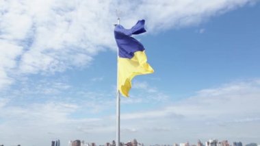 Kyiv - Ukrayna 'nın gündüz bayrağı. Hava görüntüsü. Kiev. Yavaş çekim
