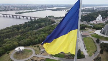 Kyiv - Ukrayna 'nın gündüz bayrağı. Hava görüntüsü. Kiev. Yavaş çekim